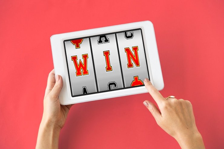 Antarmuka aplikasi slotpanas menampilkan meja live-dealer dengan dealer profesional