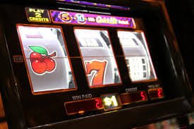 Antarmuka meja blackjack live-dealer di slotpanas menampilkan video dealer HD, chip taruhan, dan statistik permainan